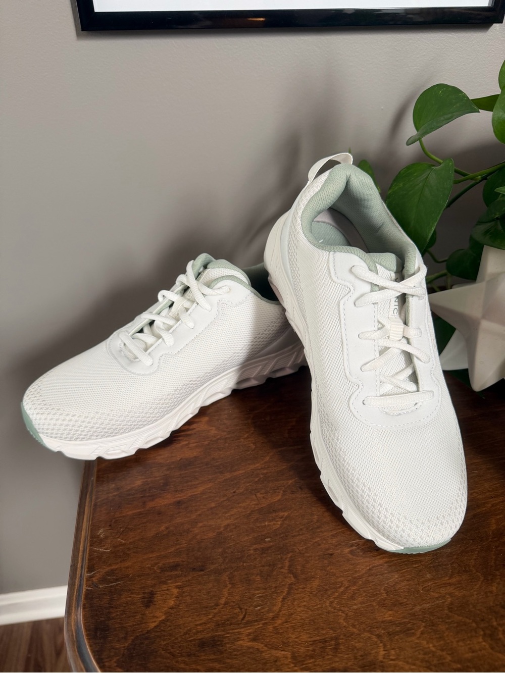 NEW Women’s Vionic Off White Sneakers with Sage Green Accent. Size 8.5